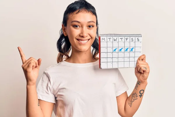 Jovem Segurando Calendário Viagens Sorrindo Feliz Apontando Com Mão Dedo — Fotografia de Stock