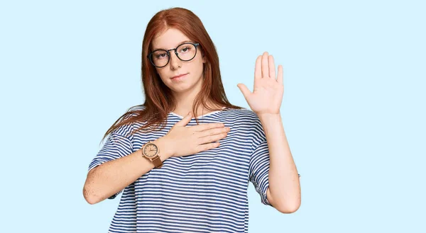 Joven Leer Cabeza Mujer Usando Ropa Casual Gafas Jurando Con — Foto de Stock