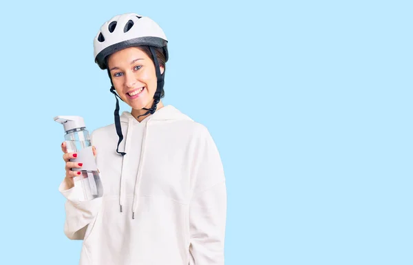 Vacker Brunett Ung Kvinna Bär Cykel Hjälm Och Hålla Vattenflaska — Stockfoto