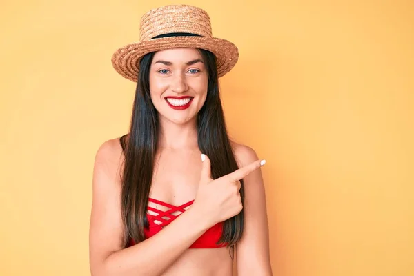 Joven Hermosa Mujer Caucásica Con Bikini Sombrero Sonriente Alegre Señalando —  Fotos de Stock