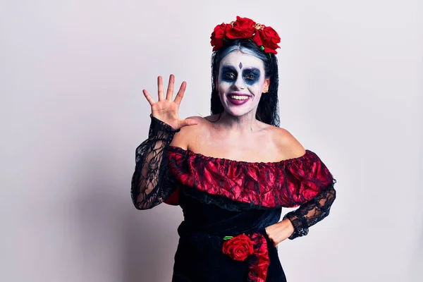 Mujer Joven Vistiendo Día Mexicano Del Maquillaje Muerto Mostrando Señalando — Foto de Stock