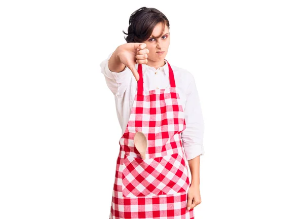 Mulher Bonita Com Cabelo Curto Vestindo Avental Cozinheiro Profissional Olhando — Fotografia de Stock