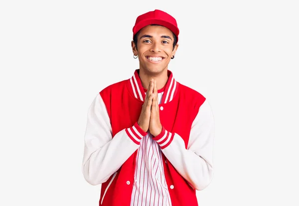 Jovem Americano Africano Vestindo Uniforme Beisebol Orando Com Mãos Juntas — Fotografia de Stock