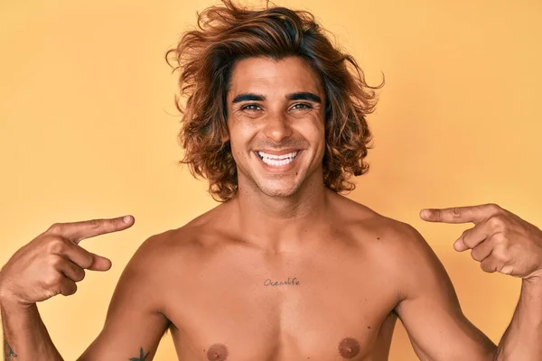 Νεαρός Ισπανός Που Στέκεται Γυμνός Και Δείχνει Σίγουρος Χαμόγελο Στο — Φωτογραφία Αρχείου