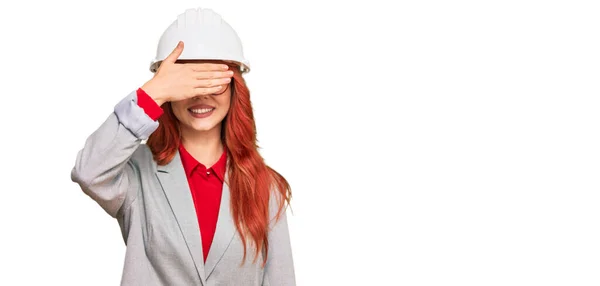 Mujer Pelirroja Joven Con Arquitecto Hardhat Sonriendo Riendo Con Mano —  Fotos de Stock