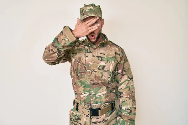Jovem Caucasiano Vestindo Uniforme Exército Camuflagem Espreitando Choque Cobrindo Rosto — Fotografia de Stock