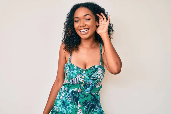Genç Afro Amerikalı Kadın Günlük Kıyafetler Giyip Pençe Divan Gülümseyerek — Stok fotoğraf