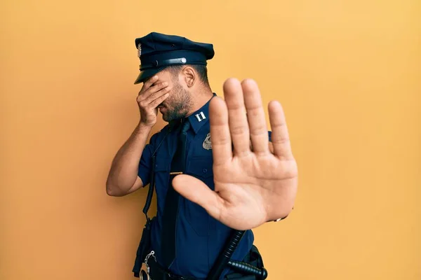 Hezký Hispánec Policejní Uniformě Zakrývající Oči Rukama Zastavující Gesto Smutným — Stock fotografie