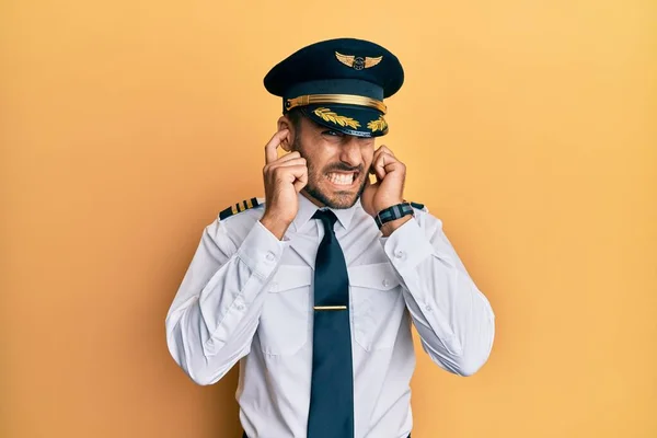 Jóképű Spanyol Férfi Repülőpilóta Egyenruhát Visel Ujjakkal Takarja Fülét Bosszantó — Stock Fotó