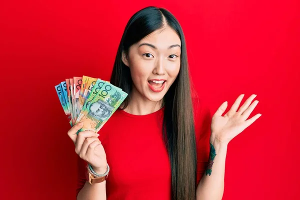 Jeune Femme Chinoise Tenant Des Dollars Australiens Célébrant Réalisation Avec — Photo