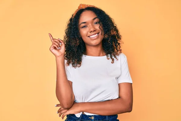 若いアフリカ系アメリカ人女性を身に着けているカジュアル服笑顔幸せなポインティングで手と指で側面 — ストック写真