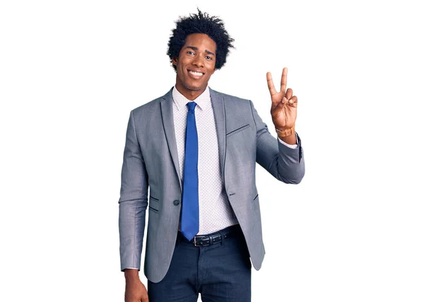 Hombre Afroamericano Guapo Con Pelo Afro Usando Chaqueta Negocios Mostrando — Foto de Stock