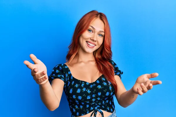 Genç Güzel Kızıl Saçlı Bir Kadın Mavi Arka Plan Üzerine — Stok fotoğraf