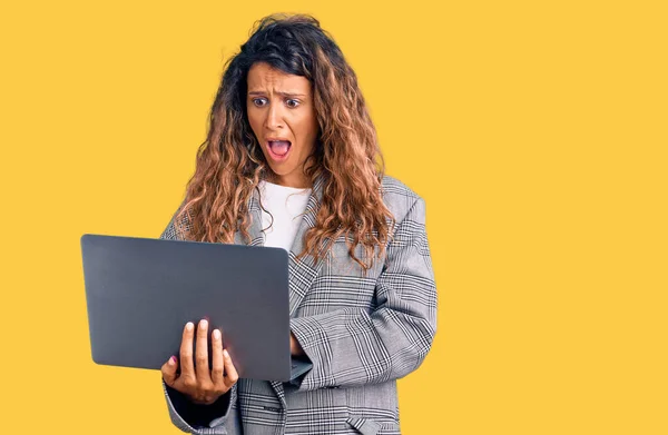 Junge Hispanische Frau Mit Tätowierung Hält Laptop Verängstigt Und Erstaunt — Stockfoto