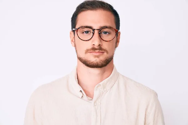 Joven Hombre Guapo Con Ropa Casual Gafas Con Expresión Seria —  Fotos de Stock