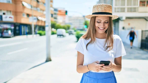 Genç Sarışın Kadın Tatilde Gülümsüyor Şehrin Caddesinde Akıllı Telefon Kullanıyor — Stok fotoğraf