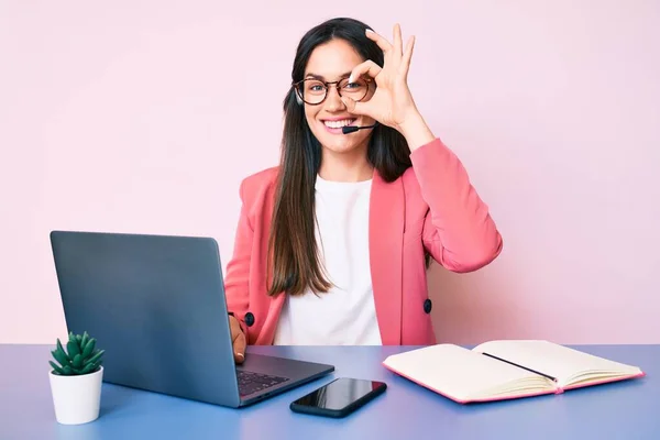 Jovem Caucasiana Sentada Mesa Usando Fone Ouvido Agente Call Center — Fotografia de Stock