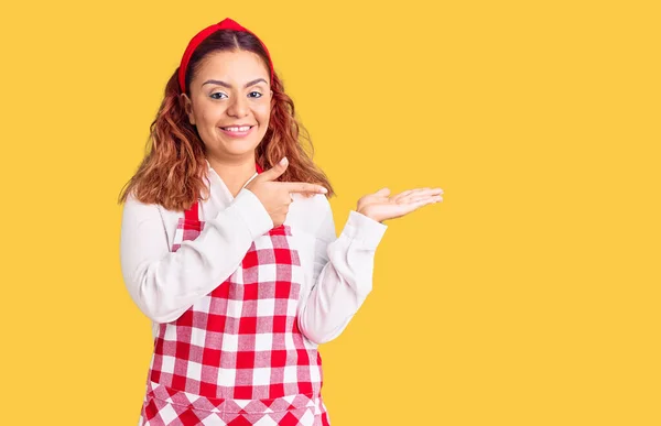 Jonge Latijnse Vrouw Draagt Schort Verbaasd Glimlachend Naar Camera Terwijl — Stockfoto