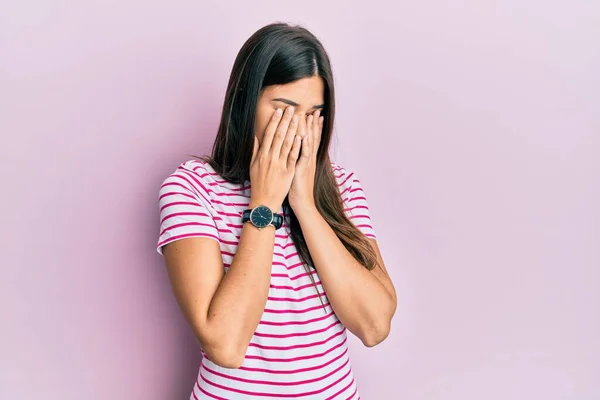 若いブルネットの女性は 疲労や頭痛 疲れた表情のためにピンクの背景摩擦目の上にカジュアルな服を着ています ビジョンの問題 — ストック写真
