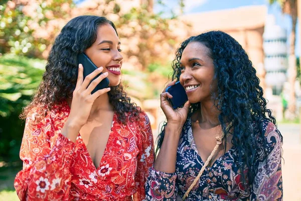 Αφροαμερικανή Μητέρα Και Κόρη Χαμογελώντας Ευτυχισμένοι Μιλώντας Στο Smartphone Στο — Φωτογραφία Αρχείου