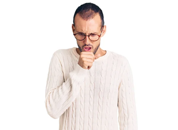 カジュアルな服や眼鏡を身に着けている若いハンサムな男は具合が悪く感じ 風邪や気管支炎の症状として咳 ヘルスケアの概念 — ストック写真