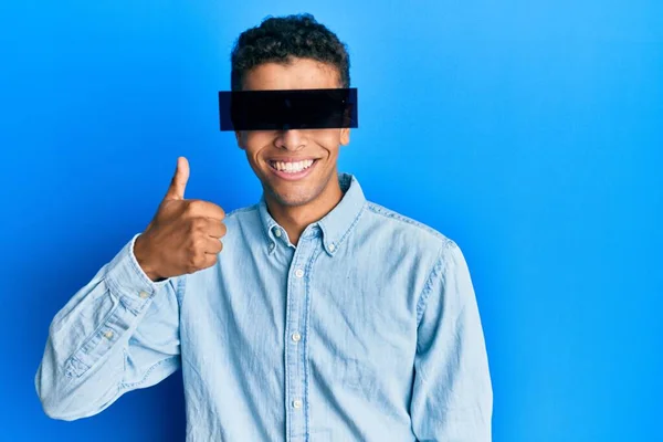 Jovem Homem Afro Americano Bonito Usando Óculos Banner Cobrindo Olhos — Fotografia de Stock