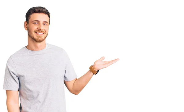 Joven Guapo Con Oso Vistiendo Camiseta Casual Sonriendo Alegre Presentando —  Fotos de Stock