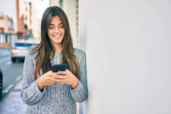 Jovem Bela Menina Hispânica Sorrindo Feliz Usando Smartphone Cidade — Fotografia de Stock