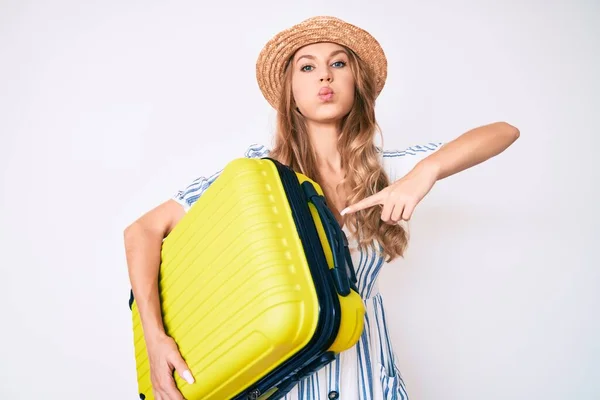 Jonge Blanke Vrouw Met Blond Haar Zomerjurk Met Kajuittasjes Haar — Stockfoto