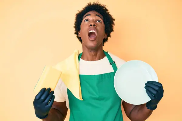 Нахабний Афро Американець Волоссям Афроамериканця Одягнений Фартух Який Тримає Кухарів — стокове фото