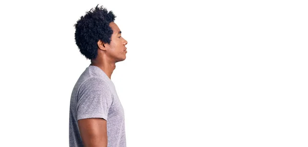 Hombre Afroamericano Guapo Con Pelo Afro Usando Ropa Casual Mirando — Foto de Stock