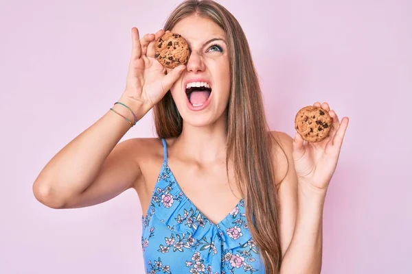 Junge Blonde Mädchen Mit Keks Wütend Und Verrückt Schreiend Frustriert — Stockfoto
