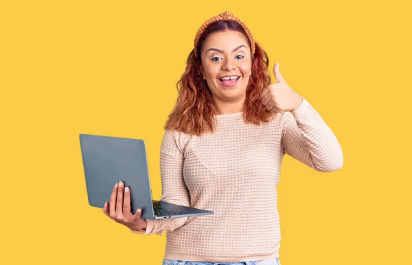 Mujer Latina Joven Sosteniendo Portátil Sonriendo Feliz Positivo Pulgar Hacia —  Fotos de Stock