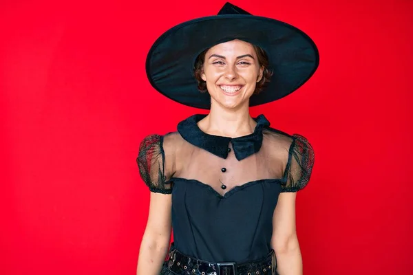 Mulher Hispânica Jovem Vestindo Fantasia Bruxa Halloween Olhando Positivo Feliz — Fotografia de Stock