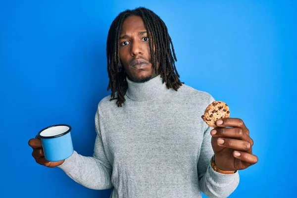 Homem Afro Americano Com Tranças Beber Uma Chávena Café Biscoitos — Fotografia de Stock