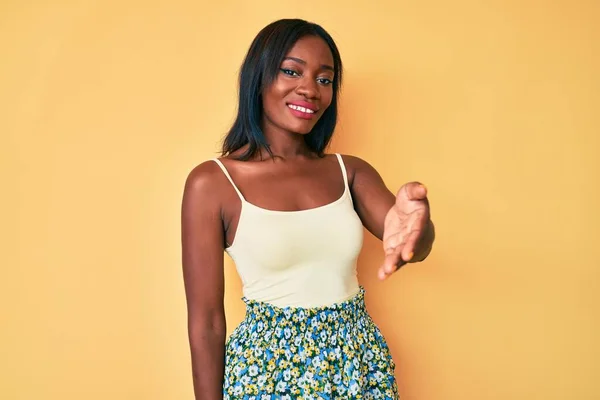 Молодая Африканская Американка Повседневной Одежде Дружелюбно Улыбаясь Предлагает Рукопожатие Качестве — стоковое фото