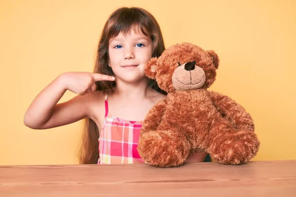 Klein Blank Meisje Met Lang Haar Zittend Tafel Met Teddybeer — Stockfoto