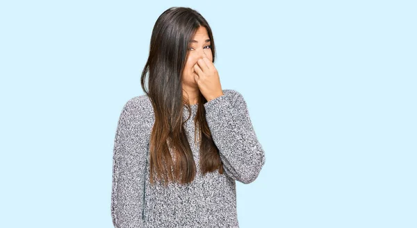 Jonge Brunette Vrouw Draagt Casual Winter Trui Ruiken Iets Stinkend — Stockfoto