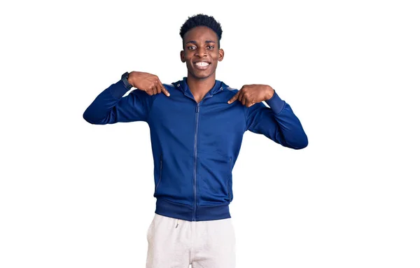 Jovem Afro Americano Vestindo Sportswear Olhando Confiante Com Sorriso Rosto — Fotografia de Stock