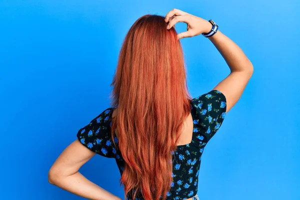 Jovem Mulher Ruiva Bonita Vestindo Roupas Casuais Sobre Fundo Azul — Fotografia de Stock