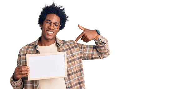 Schöner Afrikanisch Amerikanischer Mann Mit Afro Haaren Der Leere Transparente — Stockfoto