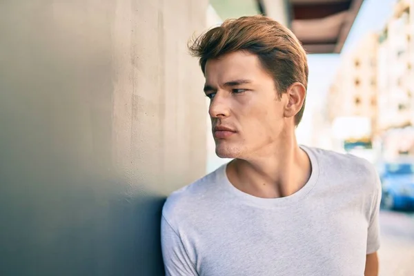 Jeune Homme Caucasien Avec Une Expression Sérieuse Appuyé Sur Mur — Photo