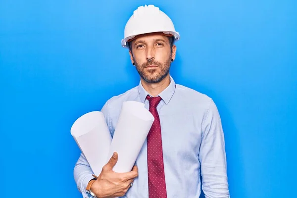 Mimar Şapkalı Genç Yakışıklı Adam Elinde Planlar Düşünceli Tavır Ayık — Stok fotoğraf