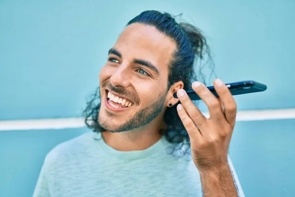 Jeune Homme Hispanique Souriant Heureux Parler Sur Smartphone Appuyé Sur — Photo