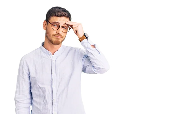 Schöner Junger Mann Mit Bär Elegantem Businesshemd Und Brille Besorgt — Stockfoto