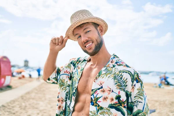 Bonito Homem Caucasiano Fitness Praia Dia Ensolarado Usando Chapéu Verão — Fotografia de Stock