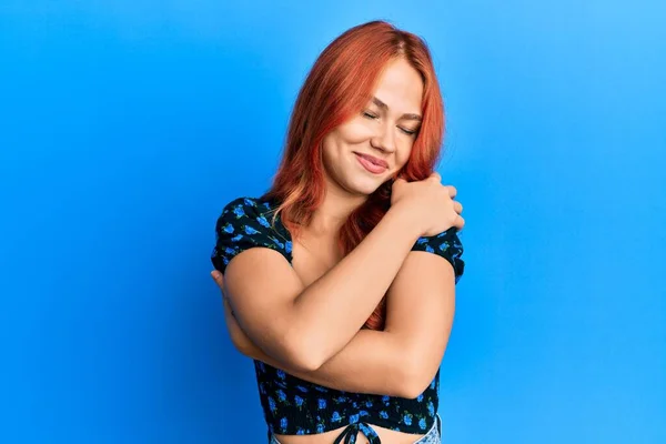 Young Beautiful Redhead Woman Wearing Casual Clothes Blue Background Hugging — Stock Photo, Image