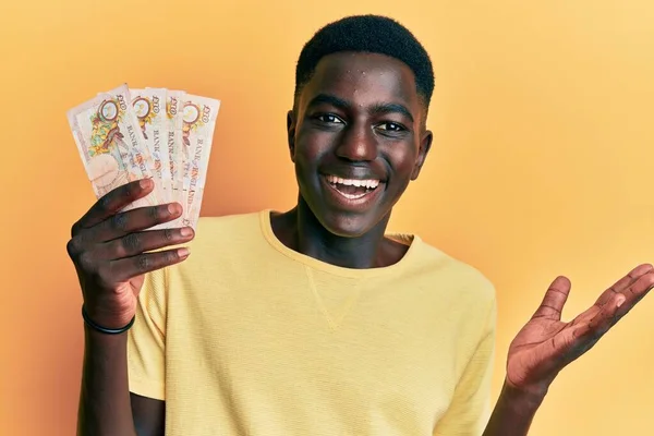 Fiatal Afro Amerikai Férfi Kezében Egyesült Királyság Font Ünneplő Teljesítmény — Stock Fotó