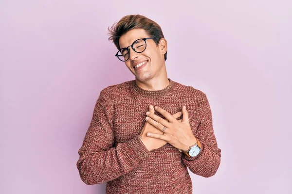 Bell Uomo Caucasico Che Indossa Maglione Casual Occhiali Che Sorridono — Foto Stock