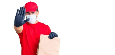 İspanyol asıllı genç bir adam elinde kağıt torbayla yemek dağıtıyor. Elinde bir kese kağıdıyla dur işareti yapıyor. Ciddi ve kendinden emin bir ifadeyle, savunma hareketi yapıyor. 